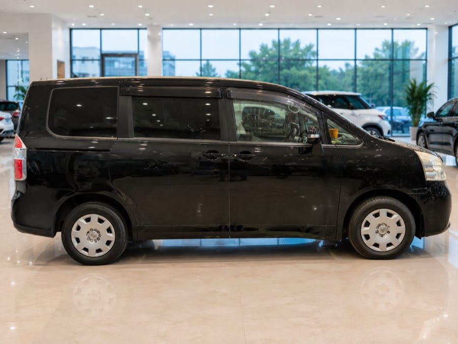 Toyota Noah 2009 thumbnail 2