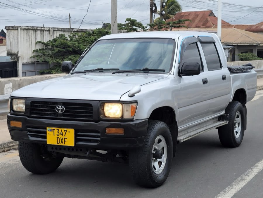 Toyota Hilux 2001 view