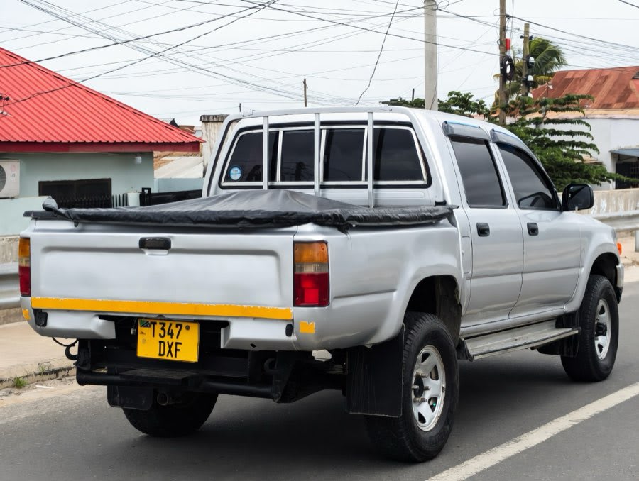 Toyota Hilux 2001 thumbnail 3