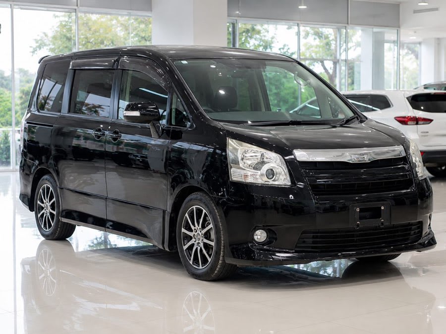 Toyota Noah 2009 thumbnail 2
