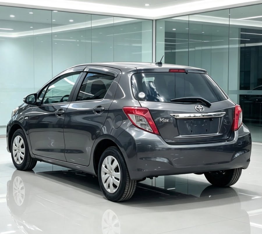 Toyota Vitz 2011 thumbnail 2