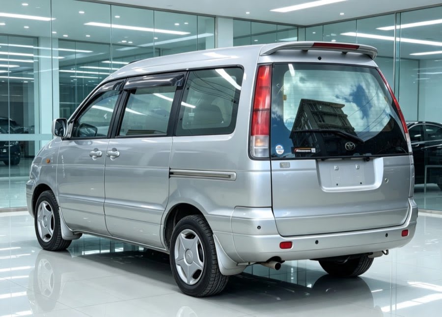 Toyota Noah 2000 thumbnail 2