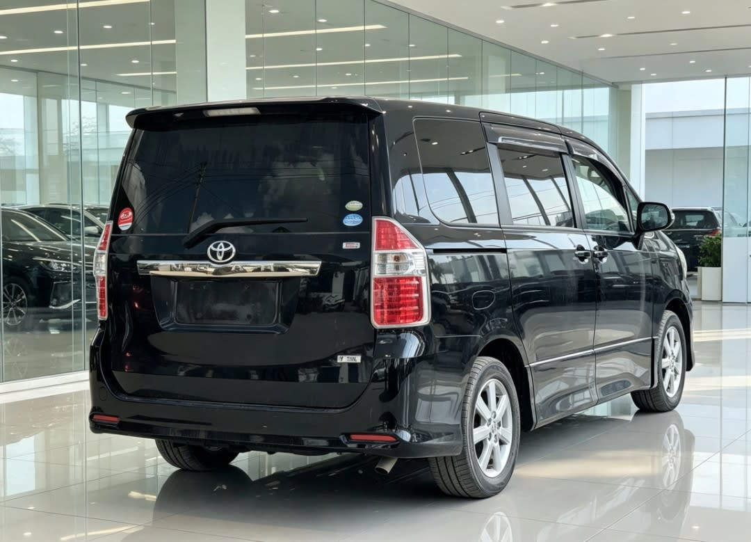 Toyota Noah 2008 thumbnail 2