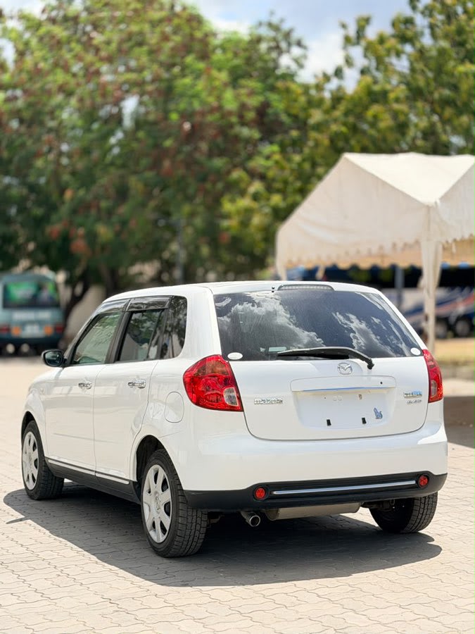Mazda Verisa 2009 thumbnail 3