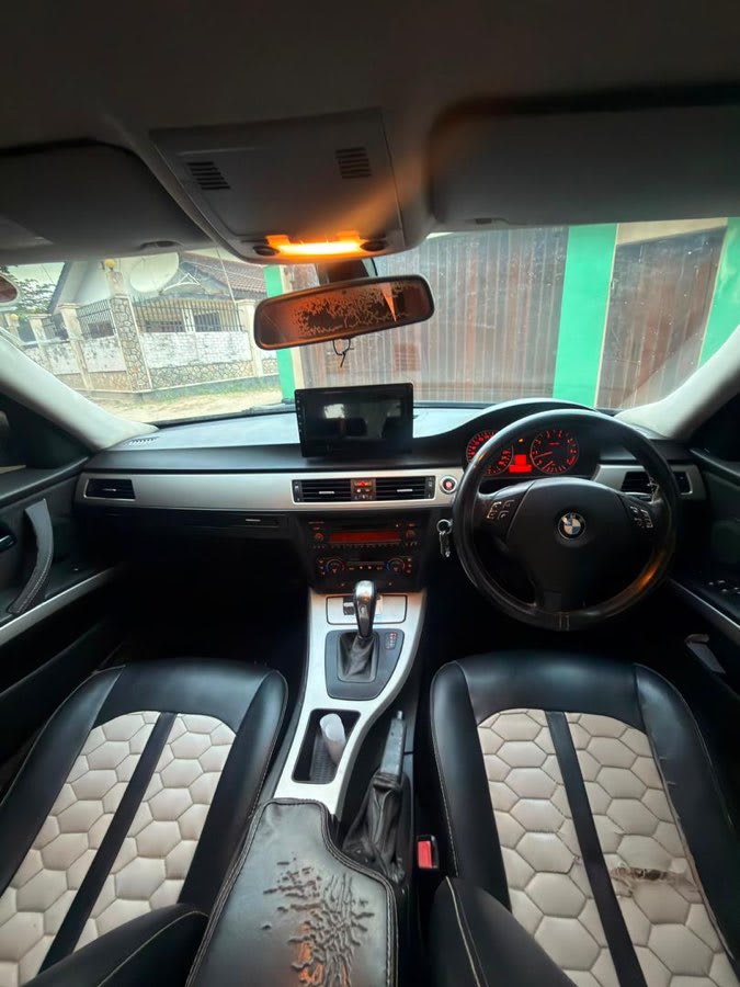 BMW 3 Series 2011 thumbnail 3