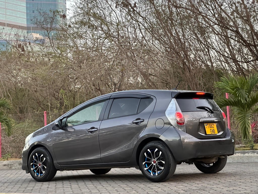 Toyota Aqua 2012 thumbnail 2