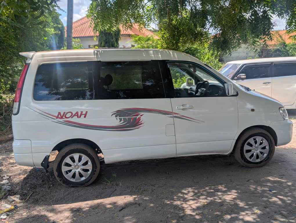 Toyota Noah Srs40 2005 thumbnail 5