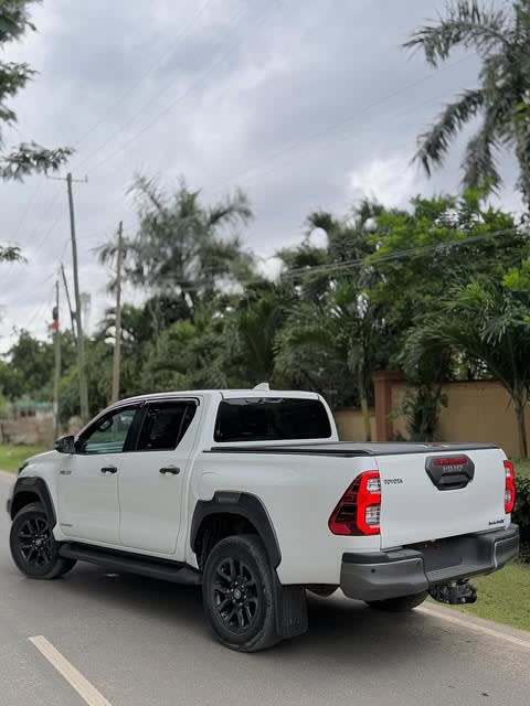 Toyota Hilux 2023 thumbnail 4