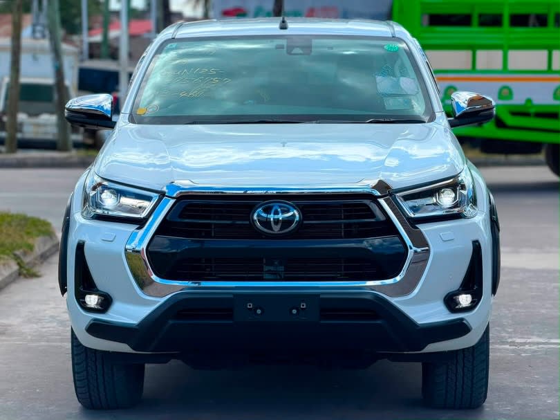 Toyota Hilux 2024 thumbnail 2