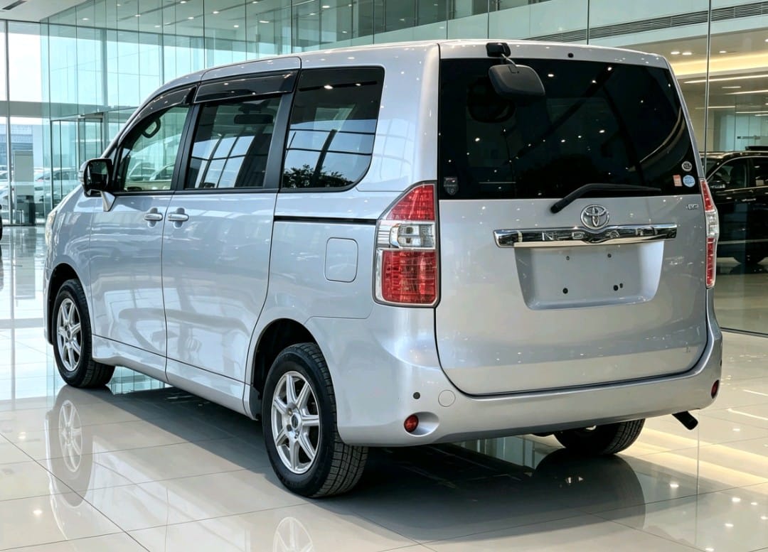 Toyota NOAH 2008 thumbnail 4