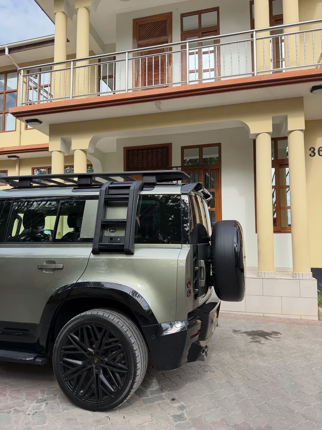 Land rover Defender 2022 thumbnail 2