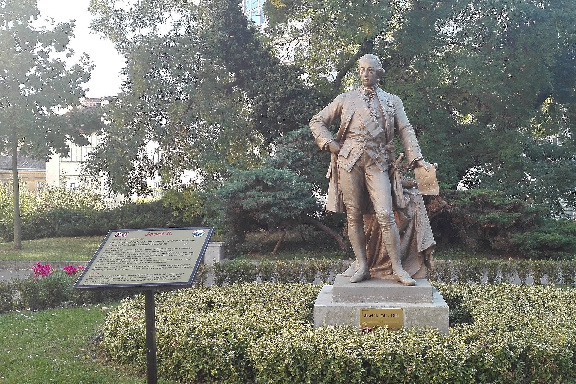 Socha Josefa II. na nádvoří VFN Praha