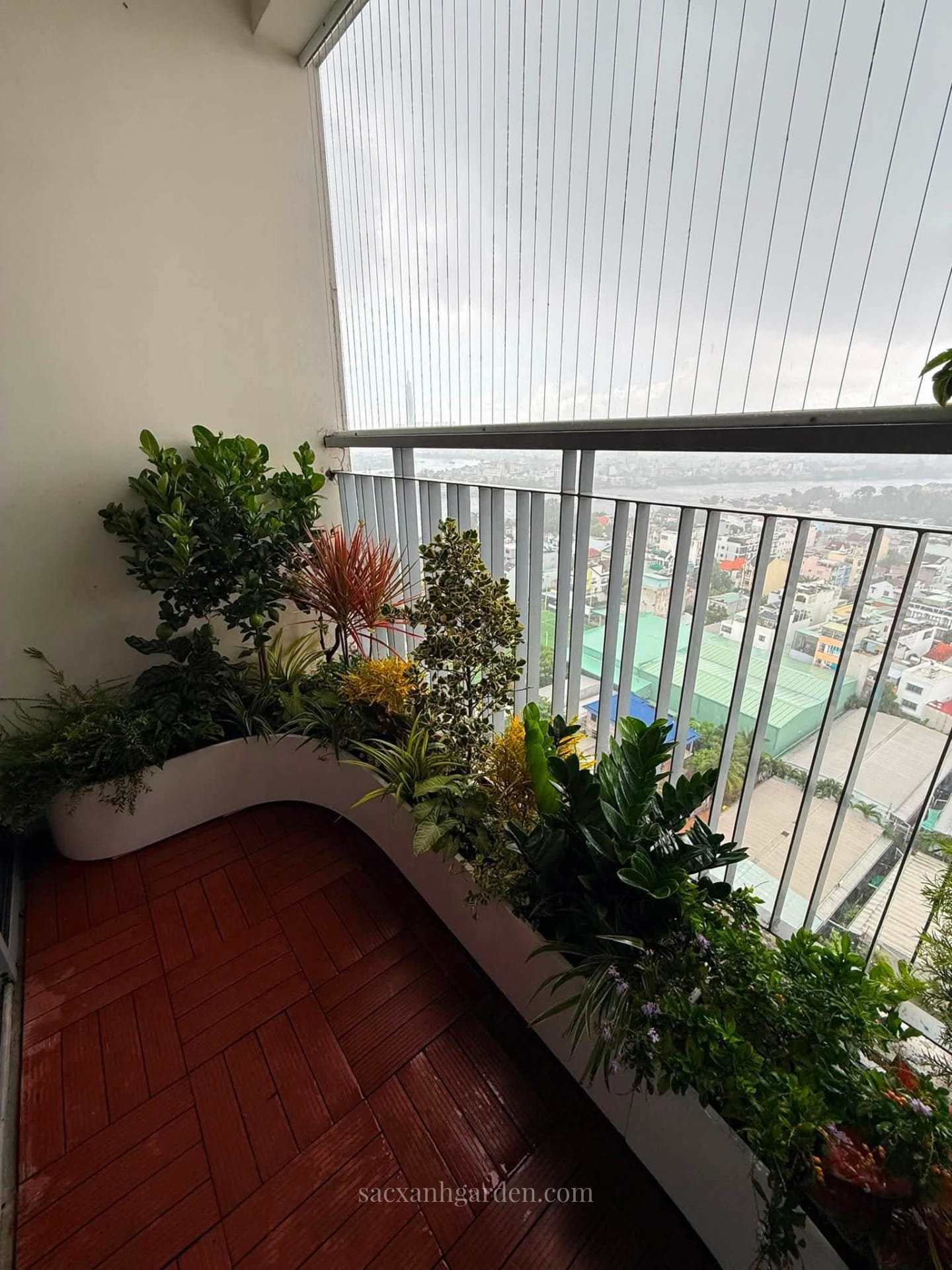 Thi công ban công chậu composite chữ U ở chung cư Quận 7 cũ