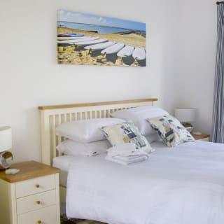 Comfortable double bed with towels, pillows & linen included