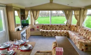 Modern, spacious & comfortable image