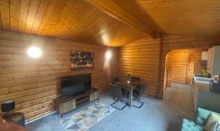 Oak Lodge image