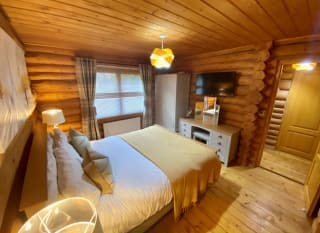 Alpine Lakeside Lodge image
