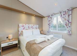 Oak Lodge image