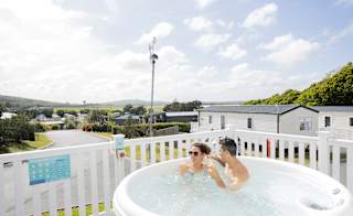Short Isle of Wight hot tub breaks image