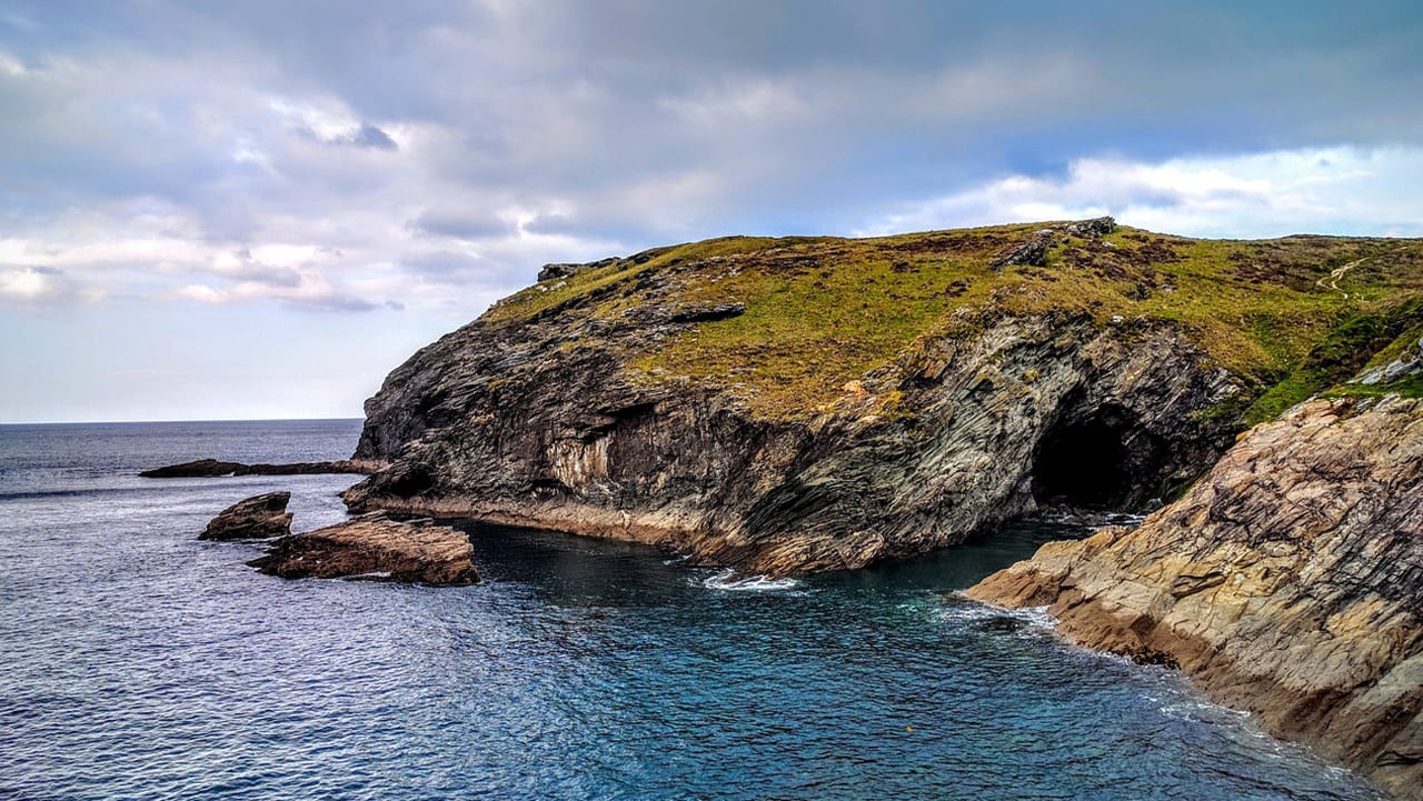 A stunning cove in Cornwall near our Away Resorts locations.