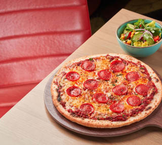 We offer a delicious range of tasty food and drink, like our freshly prepared pepperoni pizza with side salad. You can find our menus online when you book a holiday with us. image