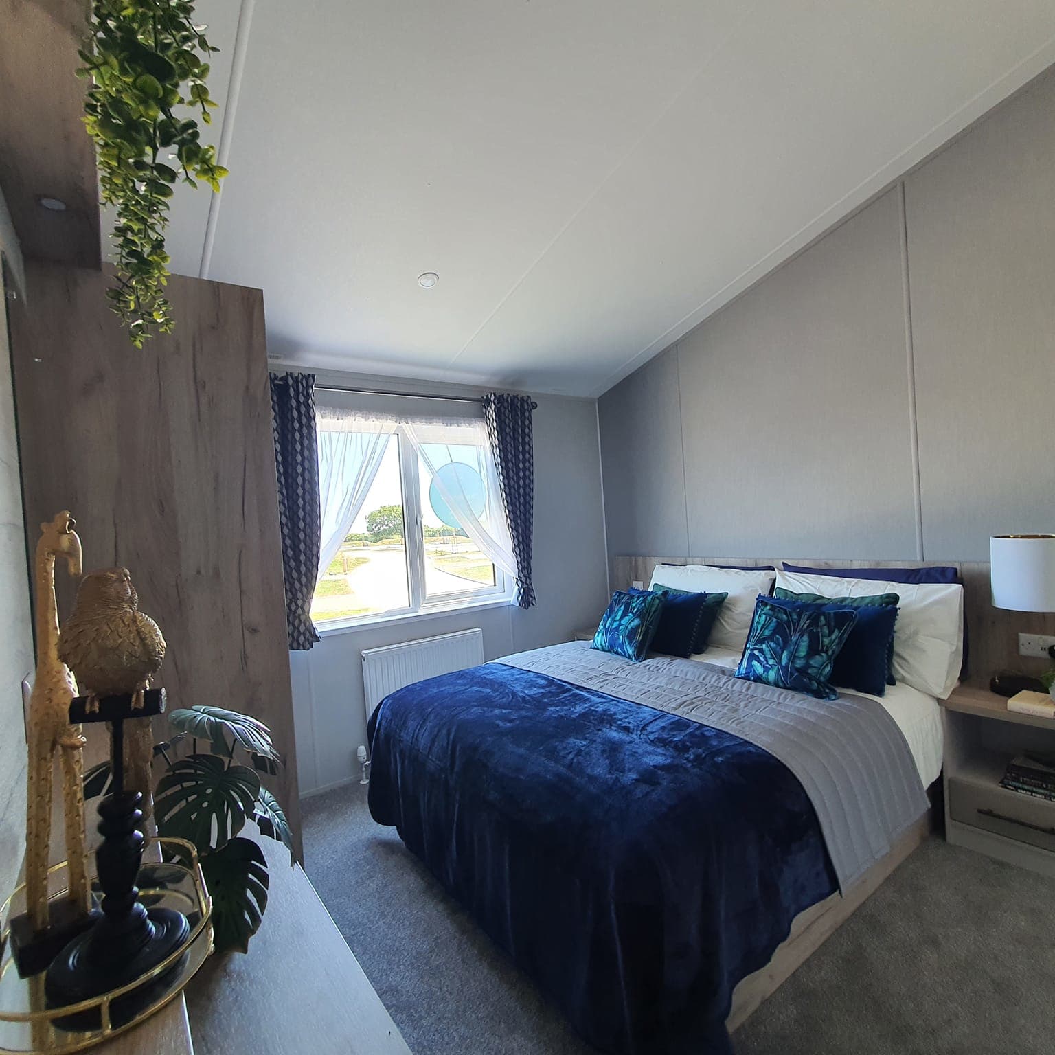 King size bed