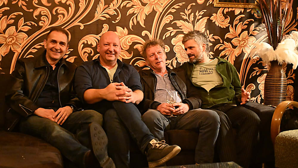 Fridolin hat sich seine musikalischen Sporen in frühen Jahren als Gitarrist und Sänger in den einschlägigen Wiener Szenelokalen wie dem legendären Roten Engel, dem Papas Tapas oder dem Casablanca verdient - Verdamp lang her! Er liebt die Westerngitarre genauso wie das Stromruder und den mehrstimmigen Gesang. Die Einladung, die Band als 4. Riedmann zu komplettieren und das Wohnzimmersofa als Auftrittsort wieder durch die Rockbühne zu ersetzen, hat Frido mit großer Freude angenommen.
