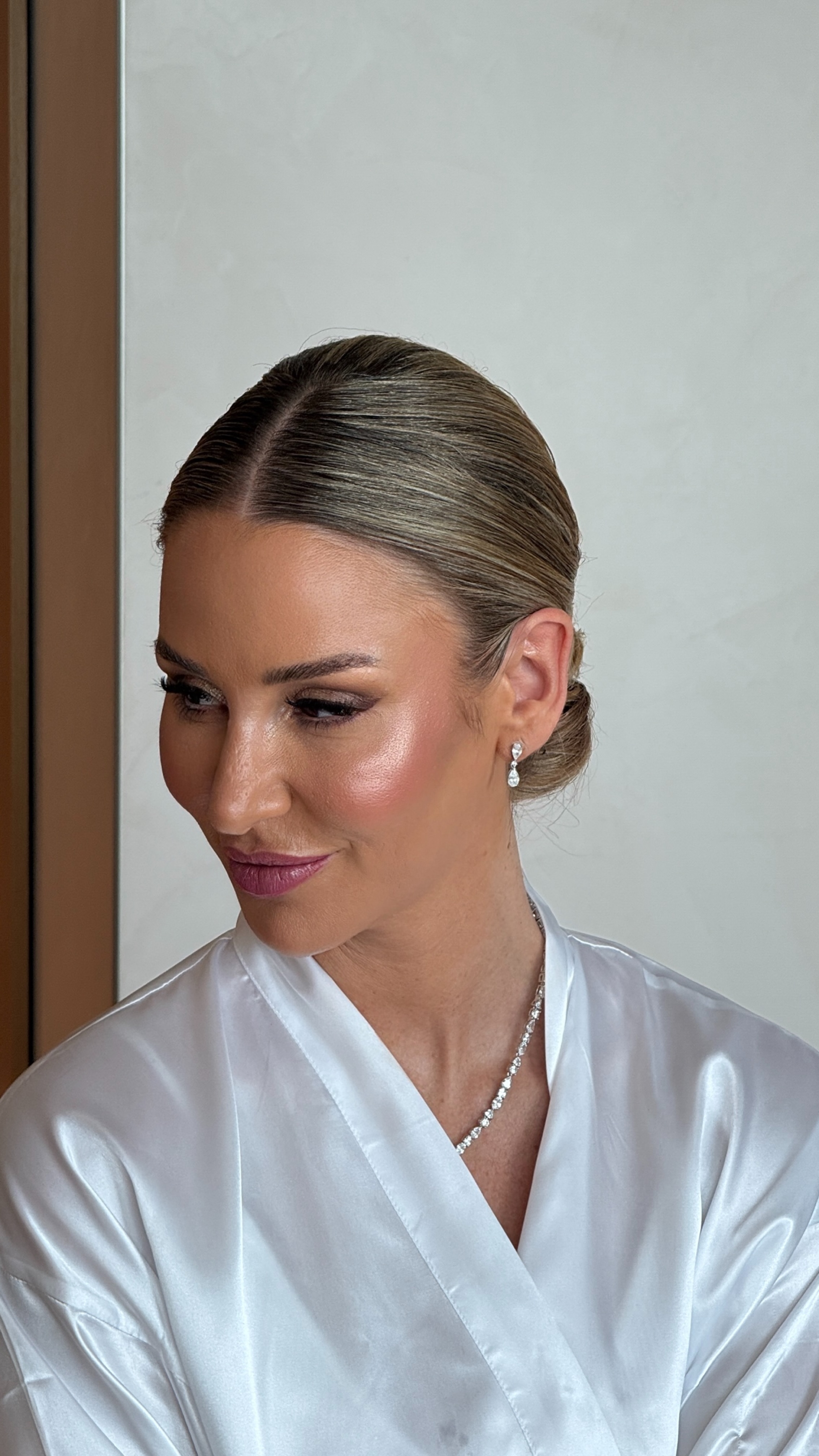 Elegantes Braut Make-up und Sleek Bun Hairstyling in Hamburg