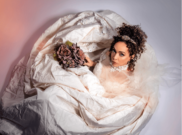 mulher loira vista de cima com um enorme vestido de noiva