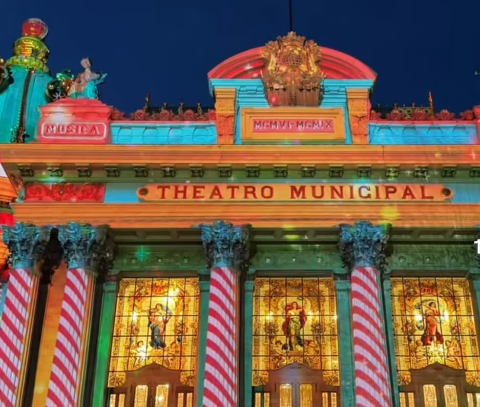 Fachada colorida do Theatro Municipal 