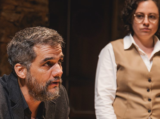 fundo preto e ator wagner moura em close