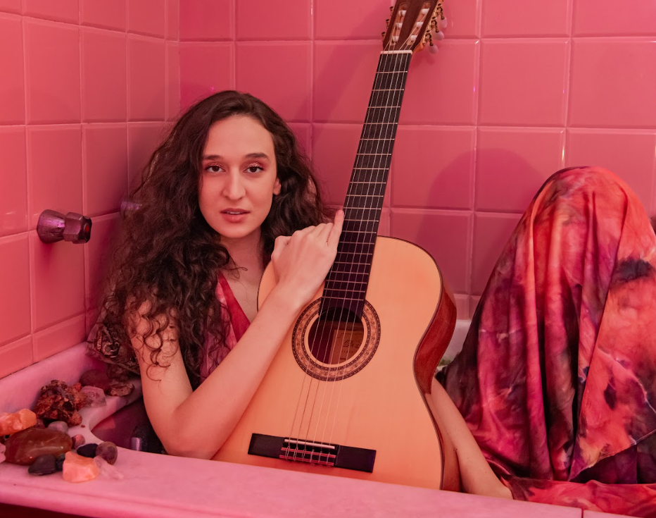 cantora com violao, abraçada