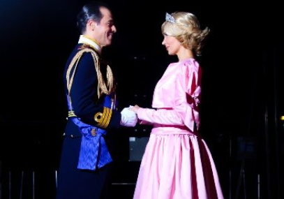 casal principe e princesa em pé de perfil, fundo preto