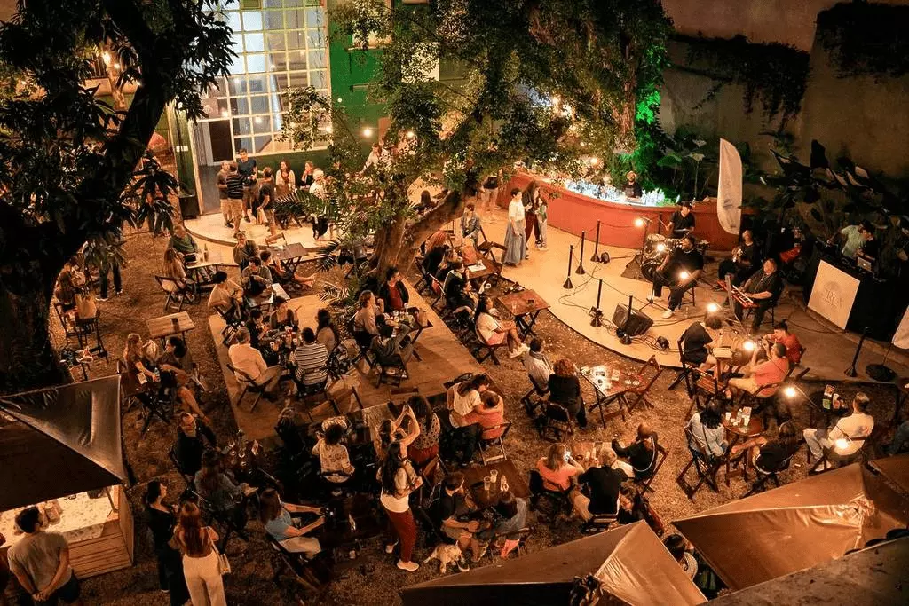 vista de cima de barracas e muitas pessoas