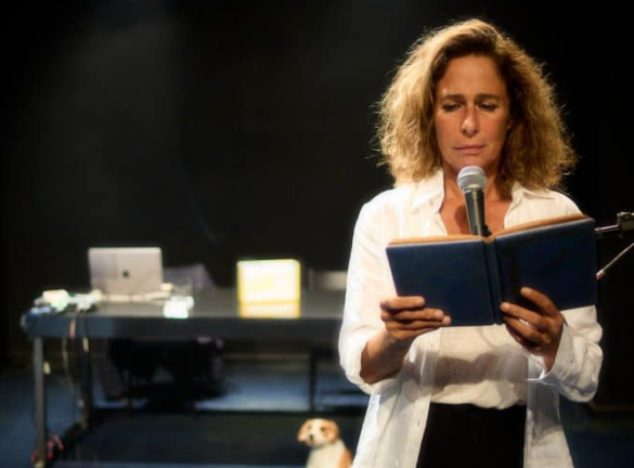 atriz lendo um livro