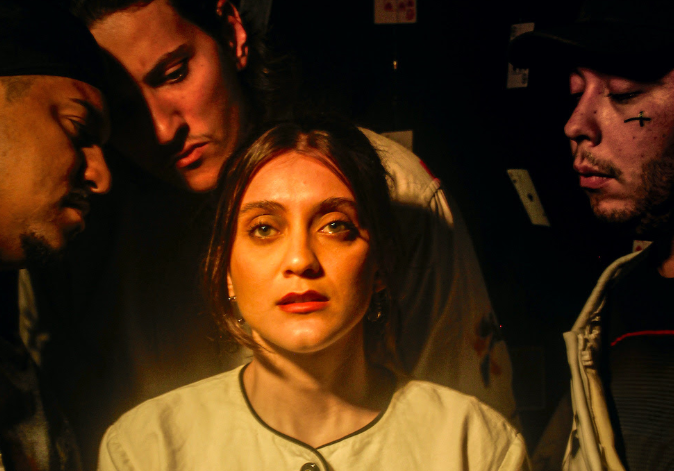 3 homens olha uma mulher