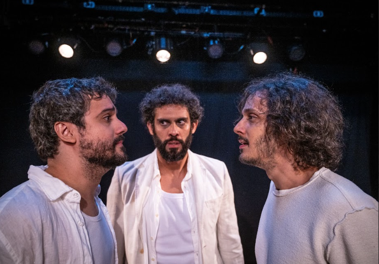 close de 3 atores com camiseta branca