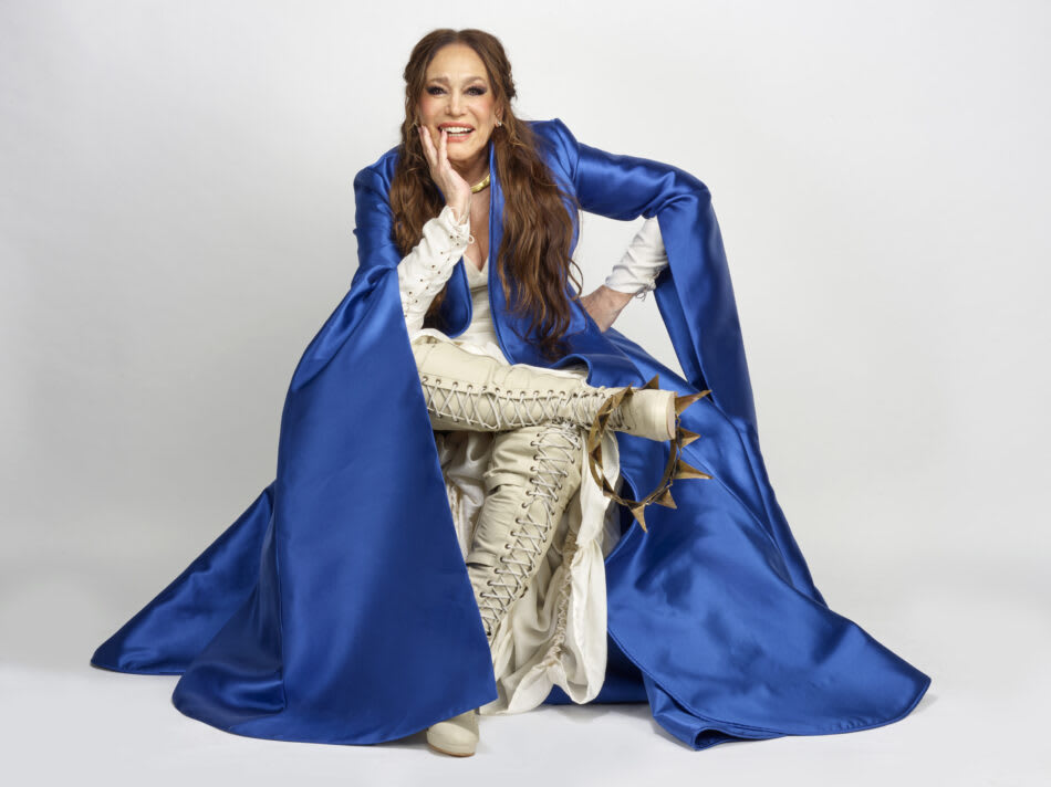 atriaz com casacao axul bem grande