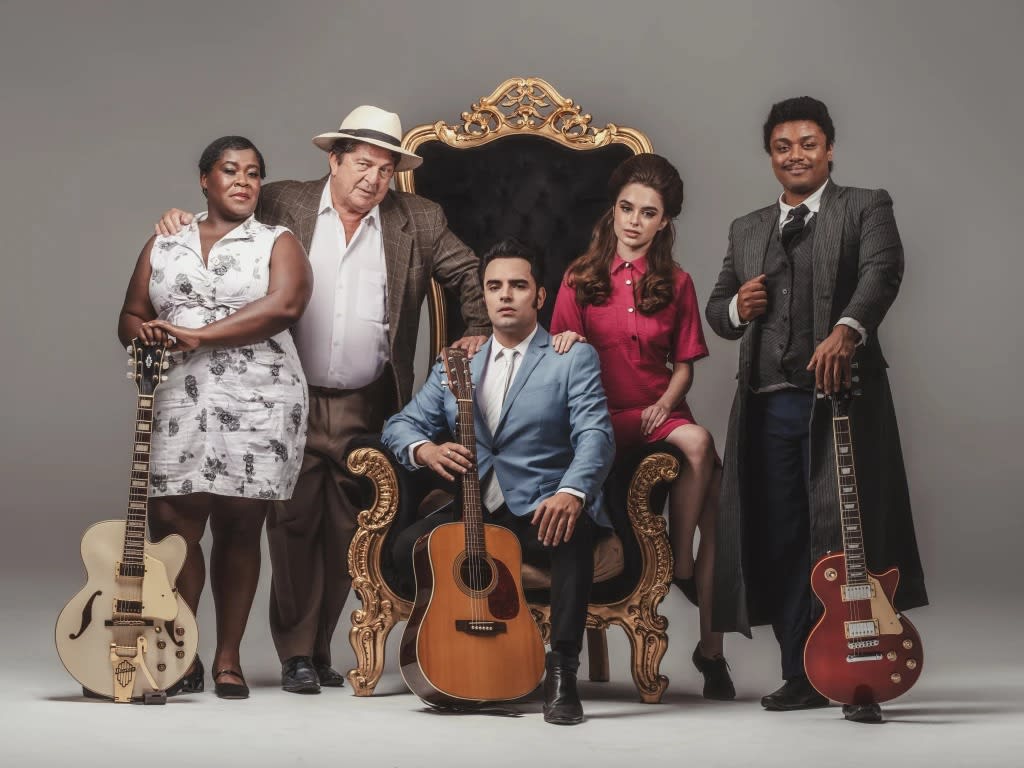 Elenco do teatro composto por cinco pessoas nos estilos anos 80