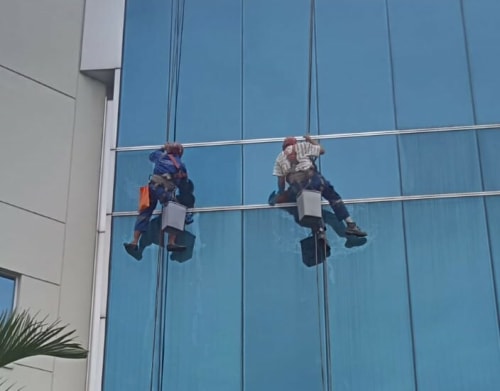 Pembersihan Kaca Gedung