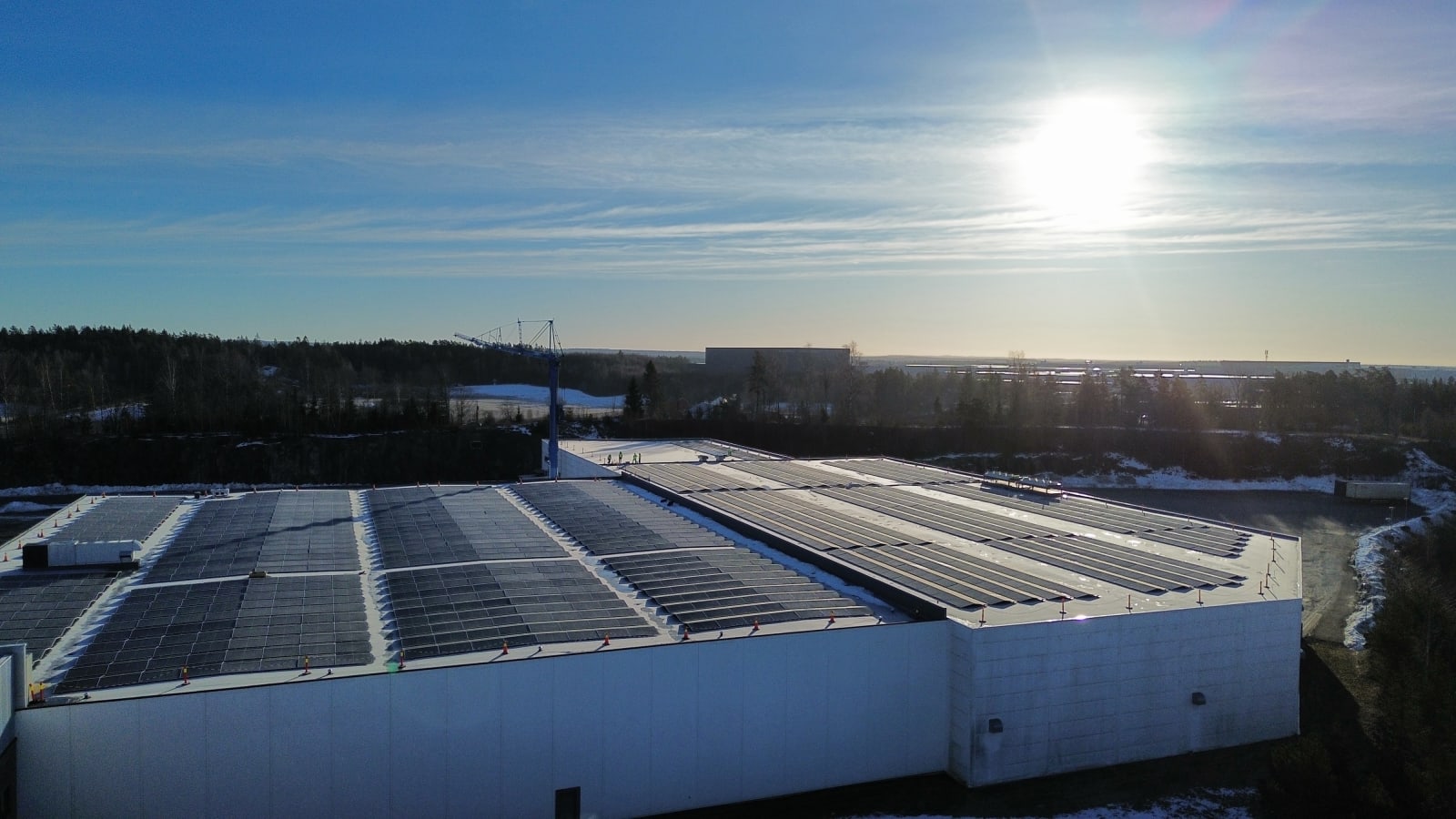 Casebilde av kommersielt solanlegg på logistikkbygg