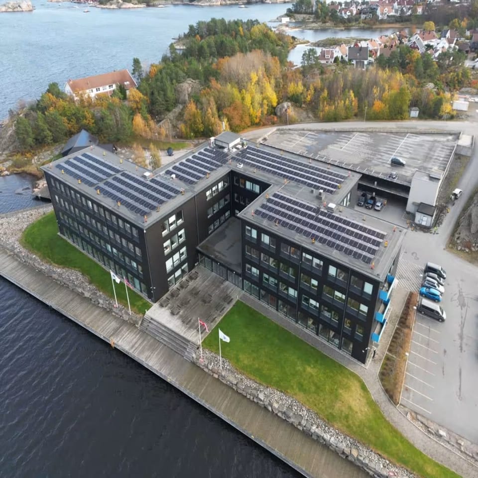Installasjon av solcellefelt – næringsbygg