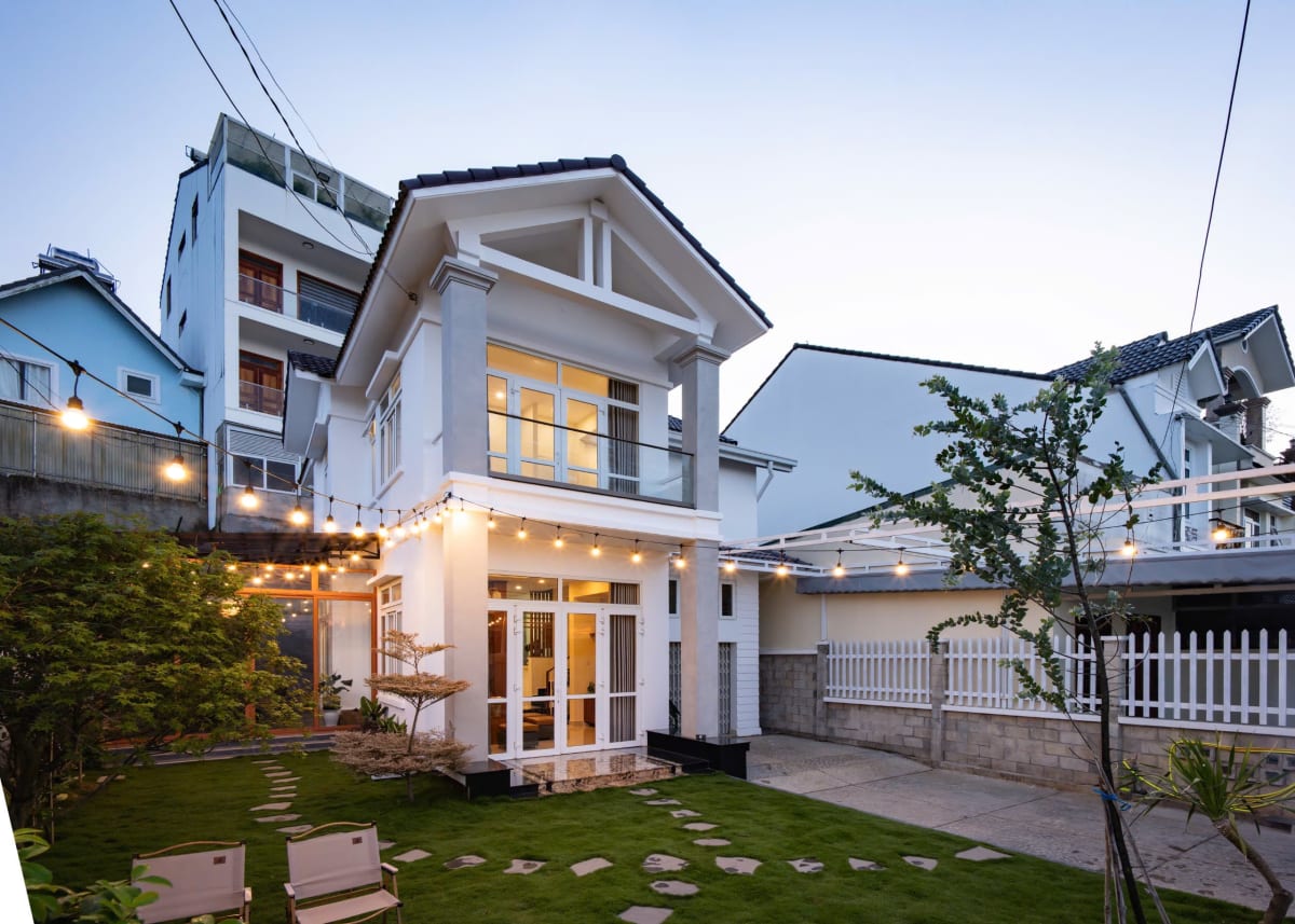 Villa có sân cỏ xanh mát - 5 phòng ngủ đơn - đầy đủ tiện nghi