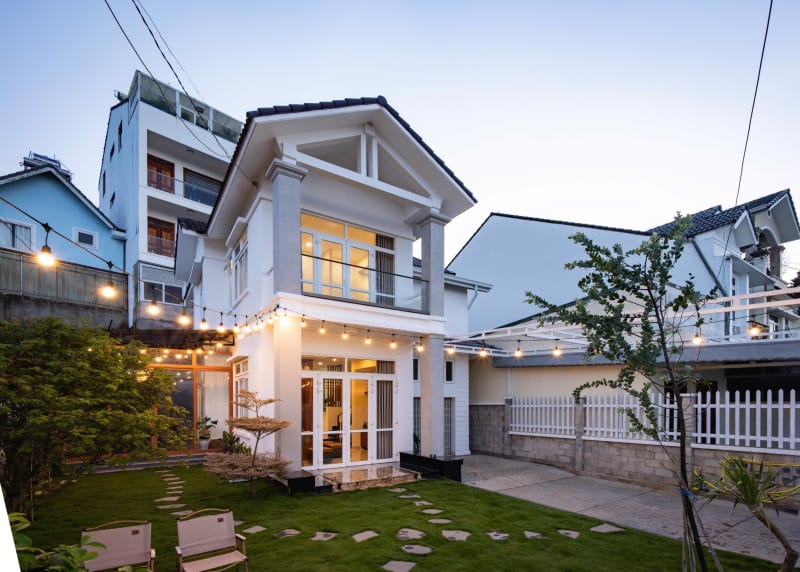 Villa có sân cỏ xanh mát - 5 phòng ngủ đơn - đầy đủ tiện nghi
