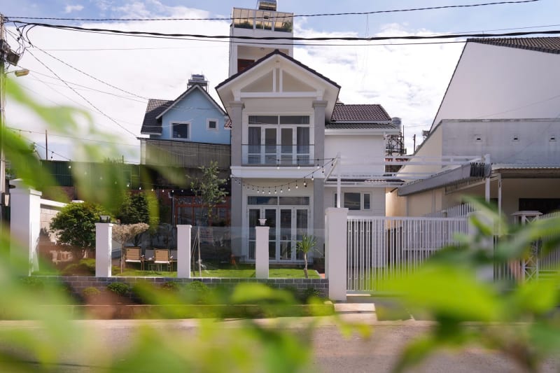 Villa có sân cỏ xanh mát - 5 phòng ngủ đơn - đầy đủ tiện nghi