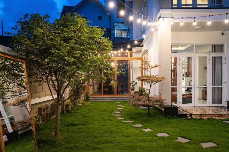 Villa có sân cỏ xanh mát - 5 phòng ngủ đơn - đầy đủ tiện nghi