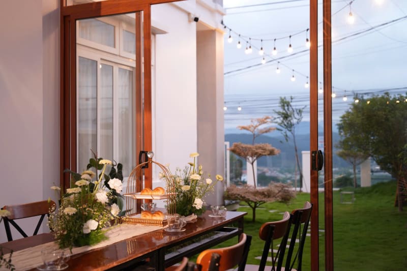 Villa có sân cỏ xanh mát - 5 phòng ngủ đơn - đầy đủ tiện nghi