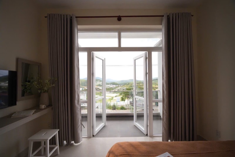 Villa có sân cỏ xanh mát - 5 phòng ngủ đơn - đầy đủ tiện nghi