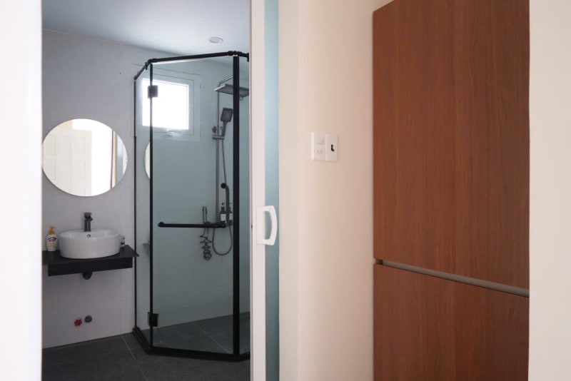 Villa có sân cỏ xanh mát - 5 phòng ngủ đơn - đầy đủ tiện nghi