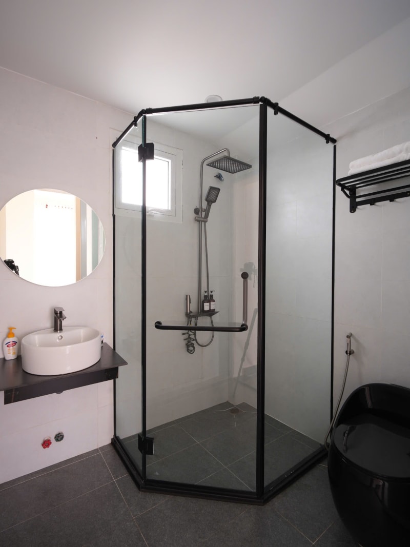 Villa có sân cỏ xanh mát - 5 phòng ngủ đơn - đầy đủ tiện nghi
